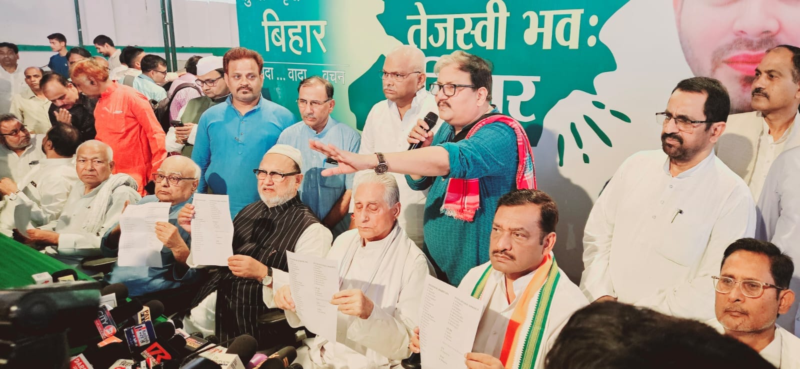 सीट बंटवारे का एलान करते महागठबंधन के नेता।