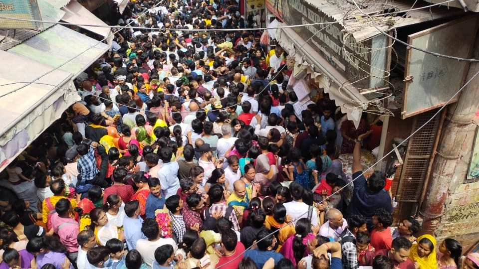 Crowd in Banke Bihari Temple Vrindavan Long Queue One Devotee Fainted, Reach Temple In Two Hours