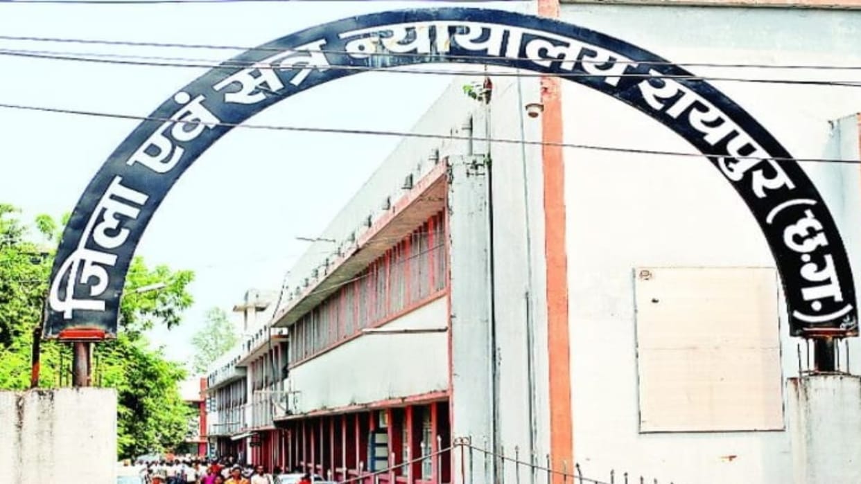 CG news: Maharashtra prisoner absconds from raipur court premises, two constables suspended