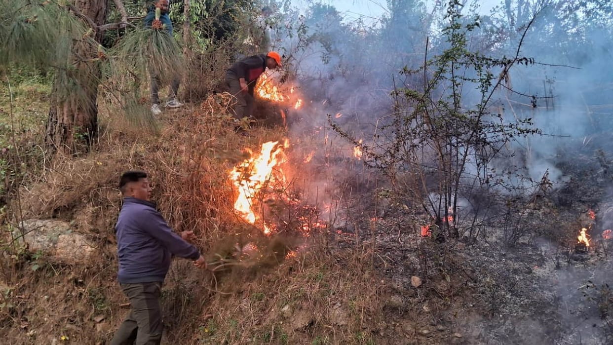 Fire broke out in Siron village, spread to Sinji village, one km away, created chaos.