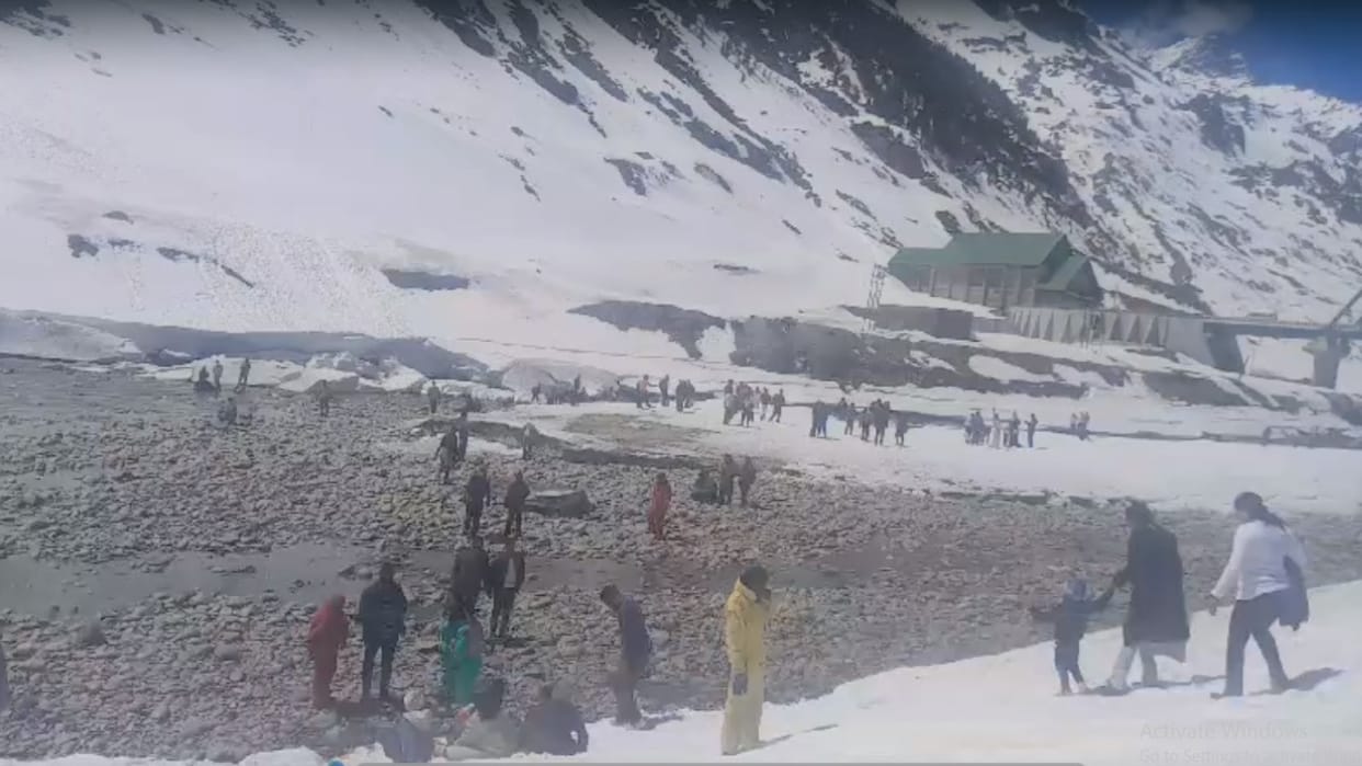 Himachal Weather: Snowfall on peaks amid orange alert, bright sunshine at other places