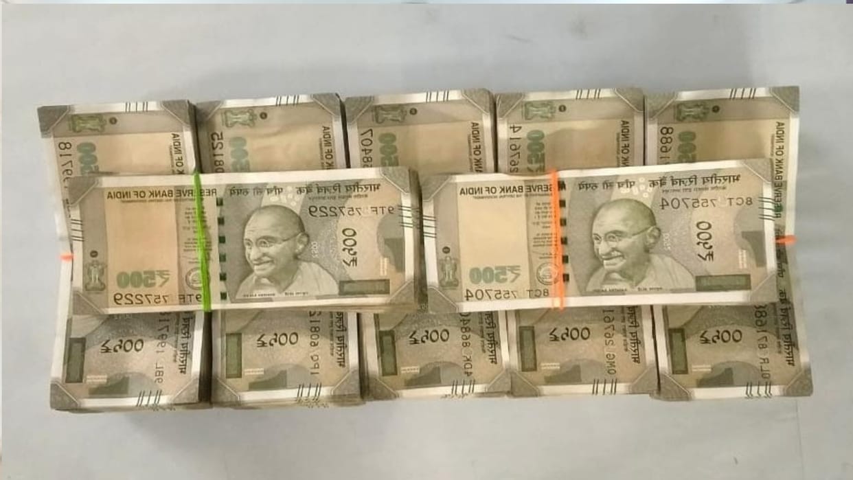 Raipur News: Raipur Police checking campaign continues; Eight lakh 50 thousand rupees seized