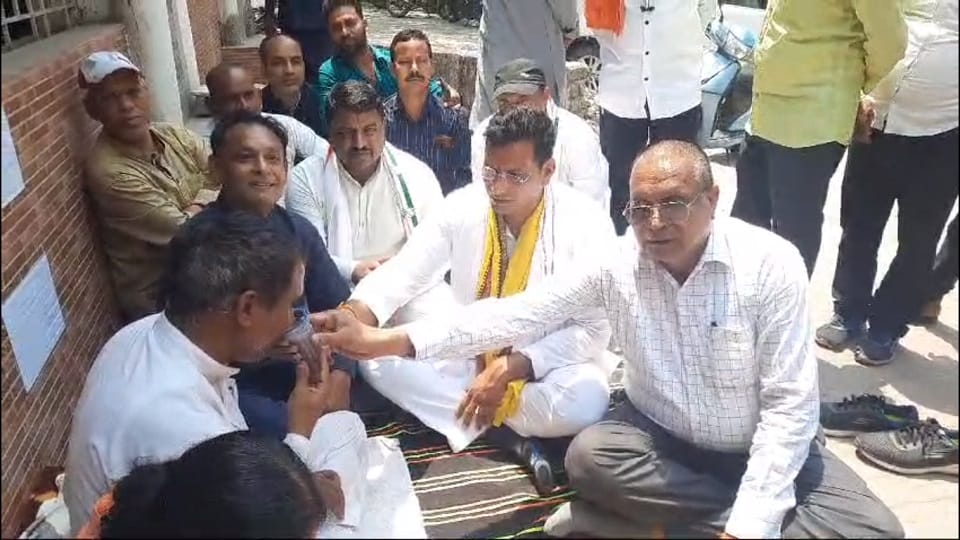 Angered by ticket distribution Congress leader ended his fast in Bilaspur