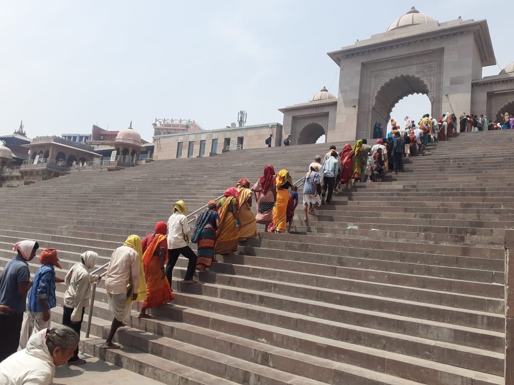 Kashi Vishwanath six devotees unconscious due to sunlight and fighting in people