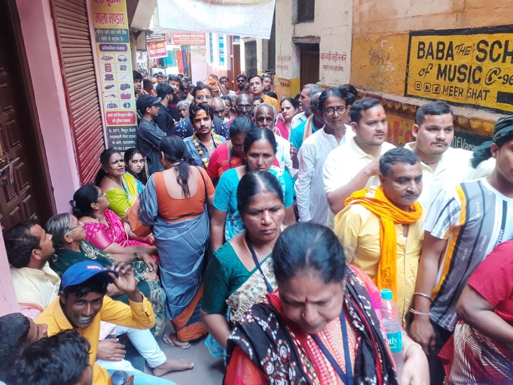 Kashi Vishwanath Dham Devotees crowd reached from Ayodhya Ram Mandir