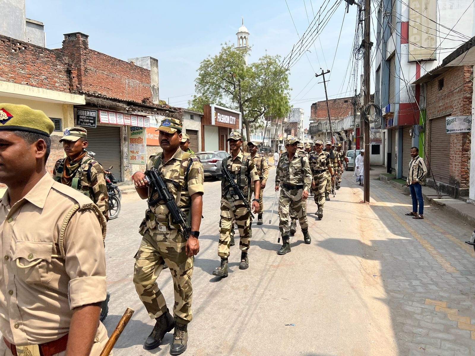 Mukhtar Ansari Death police and para military forces alert for juma ki namaz in Mau