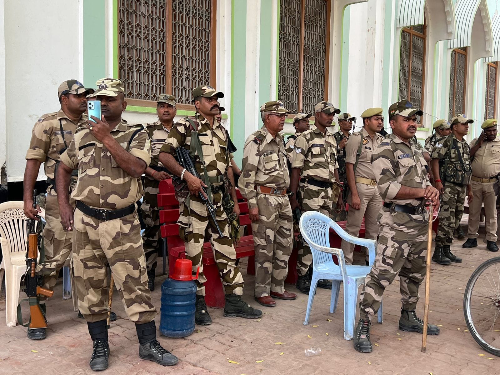 Mukhtar Ansari Death police and para military forces alert for juma ki namaz in Mau