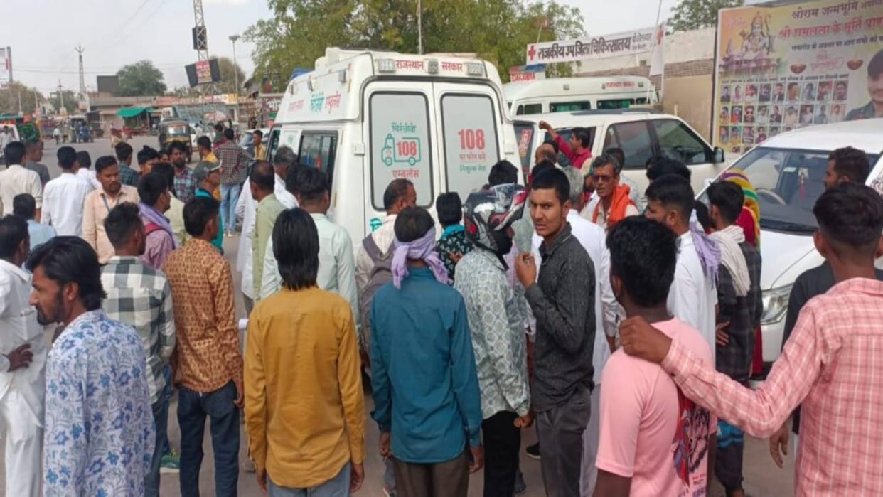 Bikaner News Private school bus went out of control and overturned more than 10 children injured