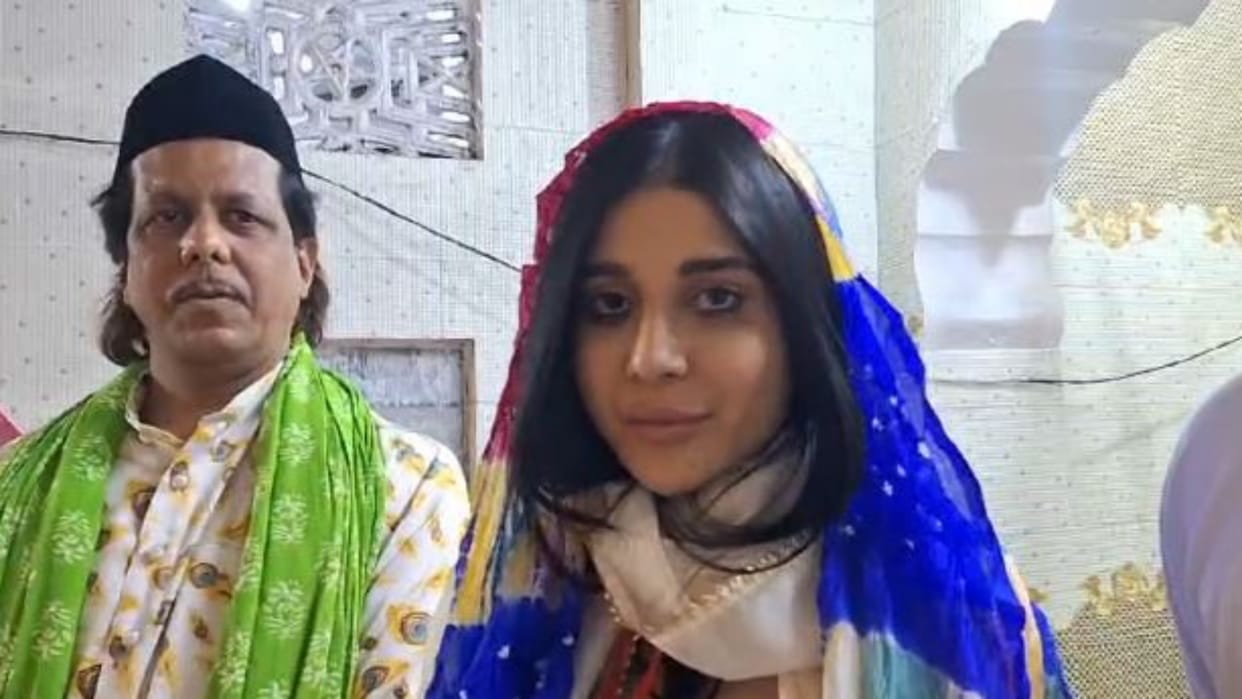 Ajmer Dargah Actress Mishika Chaurasia kissed door frame of Khwaja presented flowers and sheet of Aqidat