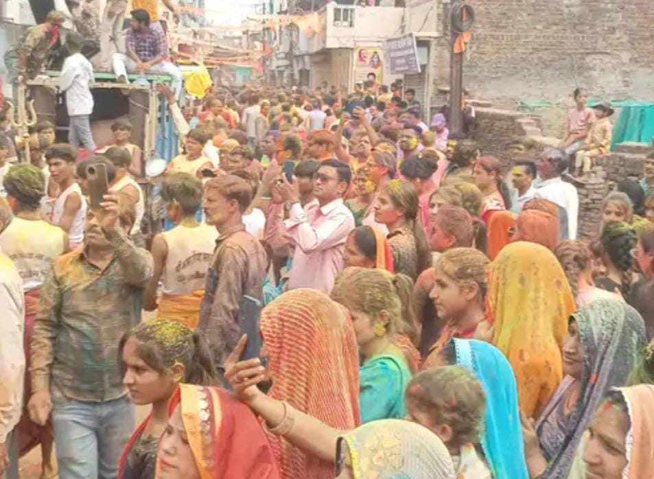 Sehore: Pt. in Sehore. Pradeep Mishra celebrated Mahadev Holi, colors were blown throughout the day