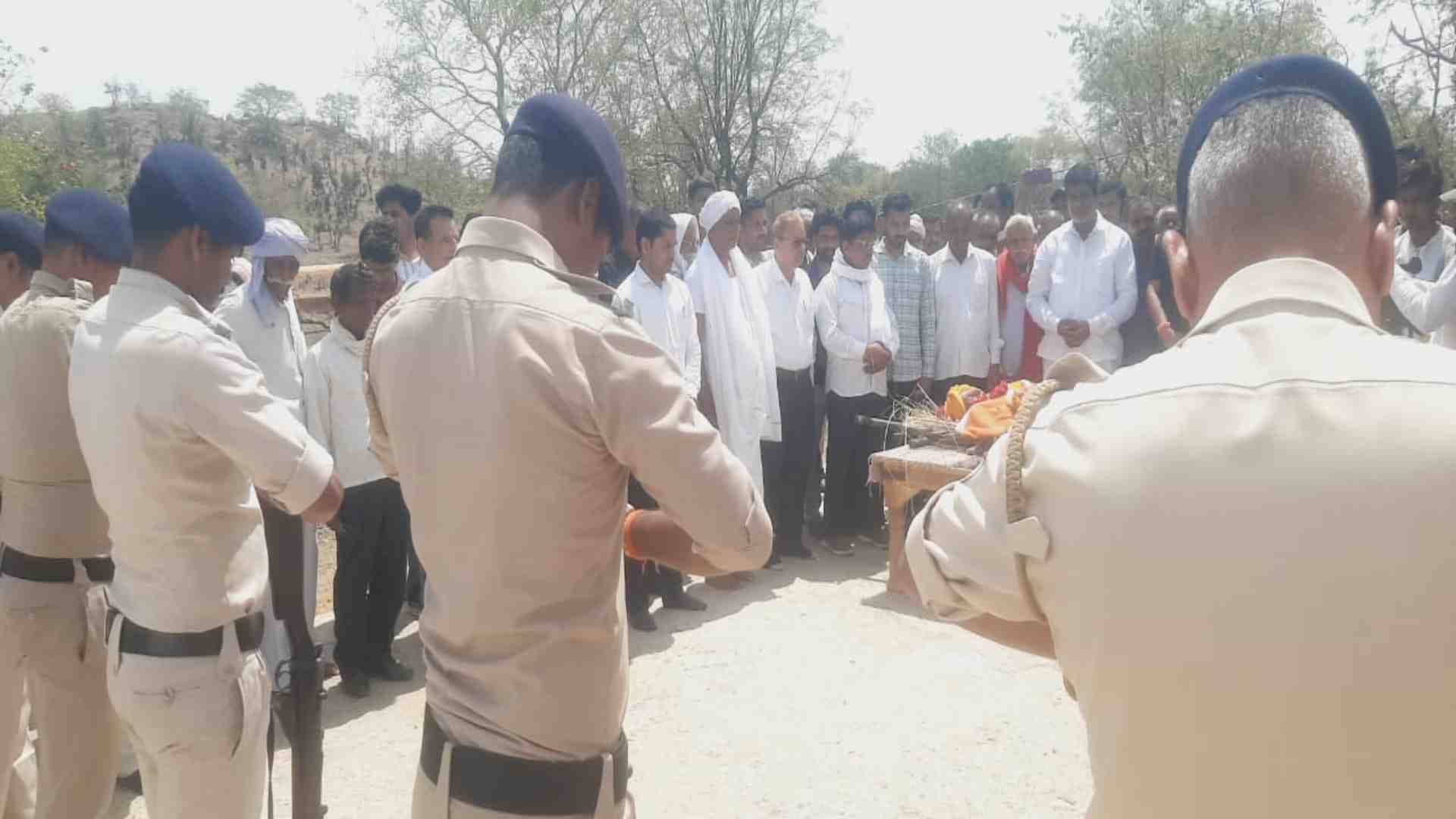 सलामी देते जवान।