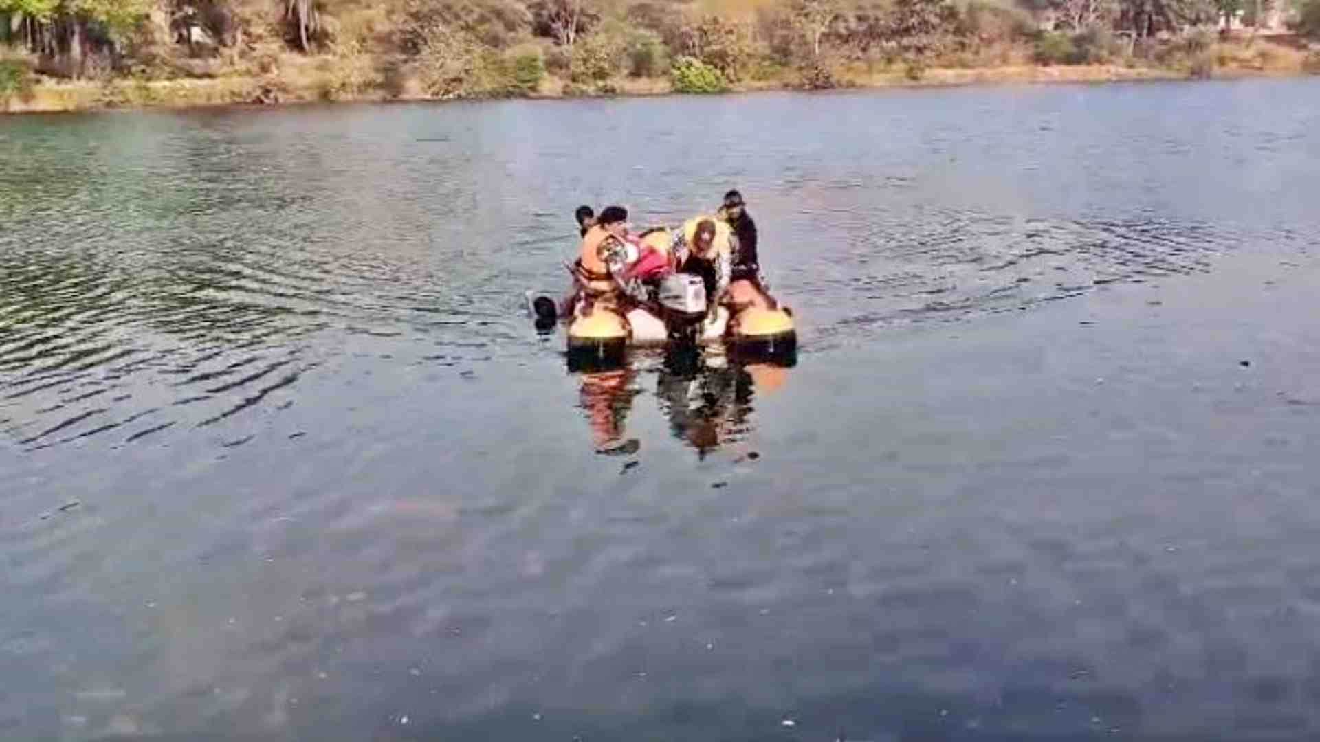 शव को बाहर निकालती टीम।
