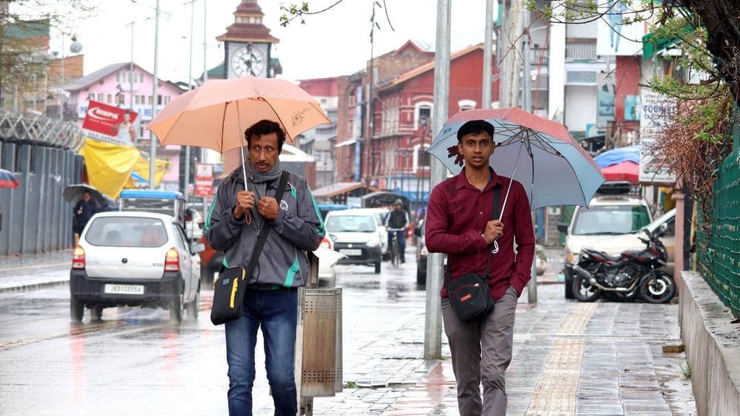 Dal Lake Pleasant weather due to rain and snowfall in Jammu and Kashmir