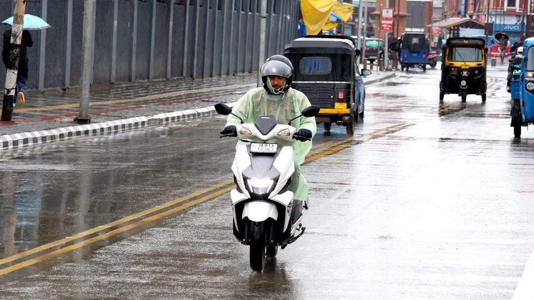 Jammu Kashmir Weather update rain in many districts, cloudy in some areas
