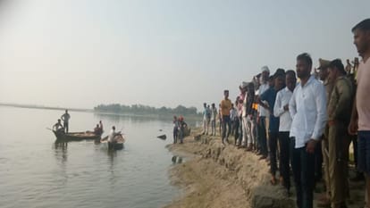 Three youths who went to bathe in Ganga drowned in deep water, two died, search for one continues.