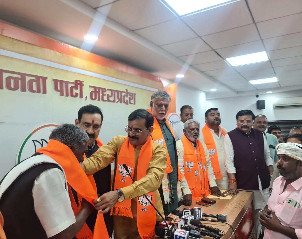MP News: Congress is facing shocks one after another, 150 leaders of Damoh and Katni took membership of BJP.