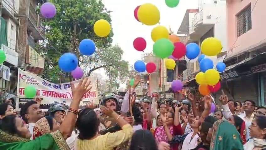 Voting message given by leaving a balloon in the sky