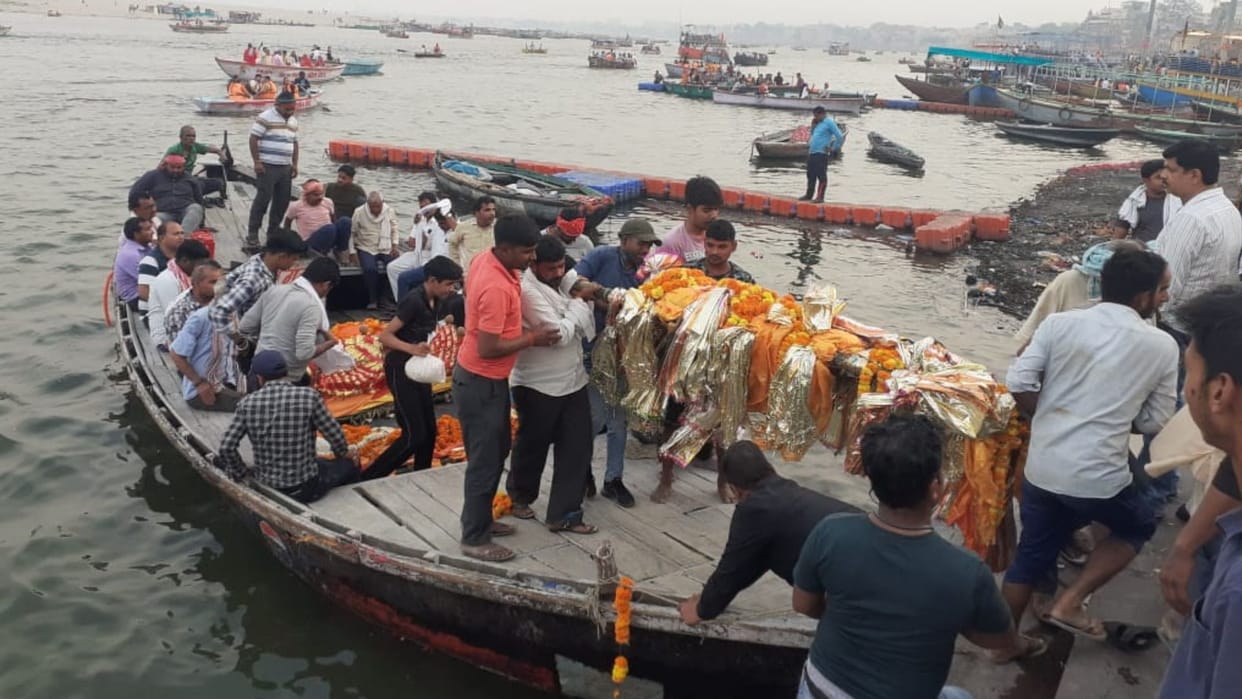 Arrangements for taking dead bodies through Ganga failed on first day in varanasi