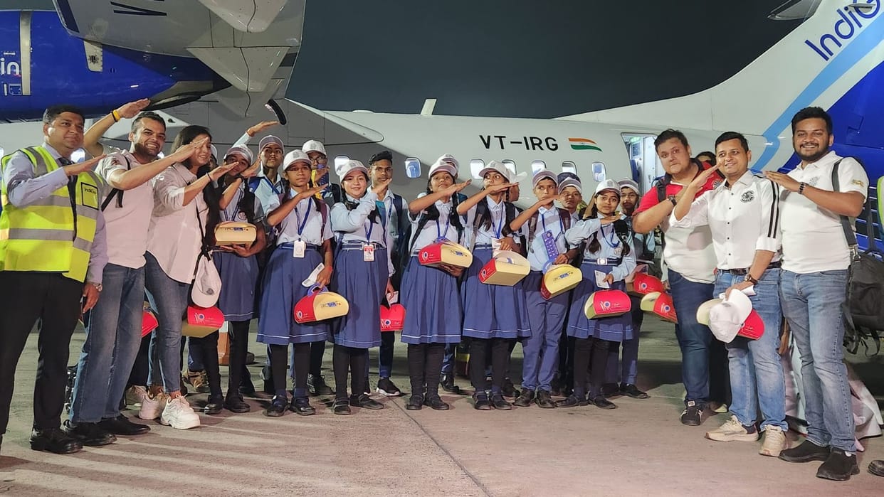 fifteen children poor families travelled by air from Varanasi to Lucknow