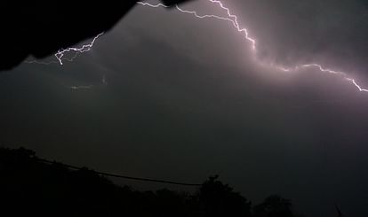 Uttarakhand Weather: बदला मौसम...पहाड़ से मैदान तक बारिश, गंगोत्री धाम में बर्फबारी, तेज हवाओं ने बढ़ाई ठंड Uttarakhand Weather Update Today Rainfall from mountains to plains Area strong winds increase cold
