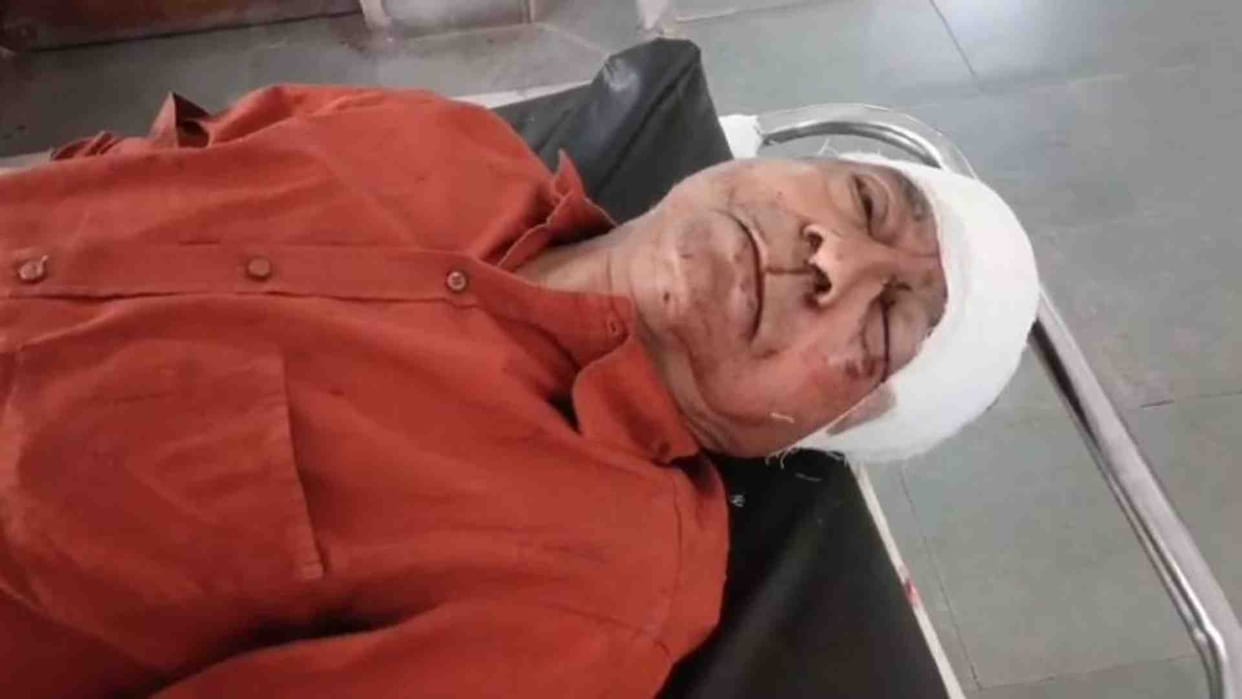 Alwar News: Elderly man fell from train after getting shock while brushing teeth