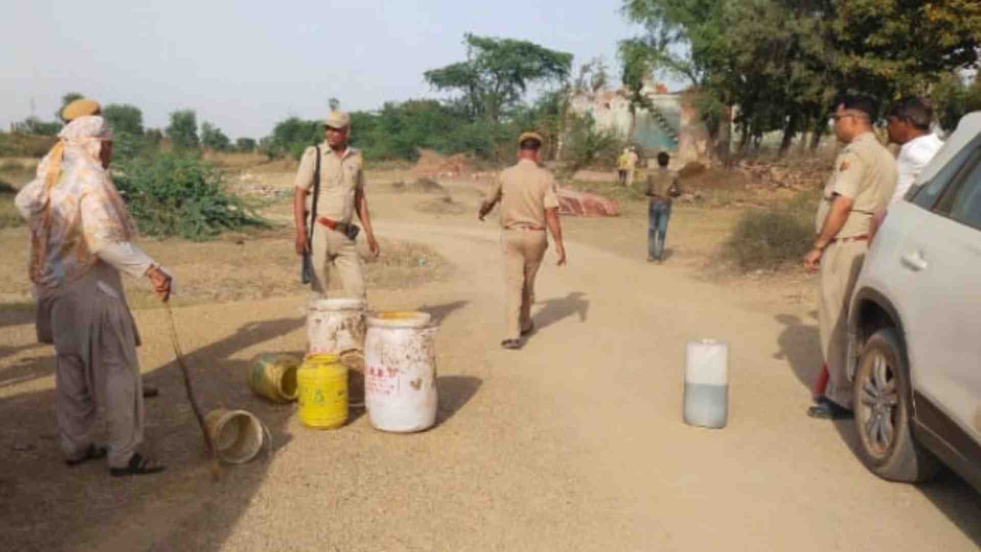 अवैध शराब कारोबार पर कार्रवाई करती पलिस टीम।
