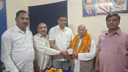 लोकसभा चुनाव: बरेली में कांग्रेस को झटका... 'हाथ' का साथ छोड़ बसपा में शामिल हुए पूर्व विधायक छोटेलाल गंगवार Former MLA Chhotalal Gangwar left Congress and joined BSP in Bareilly