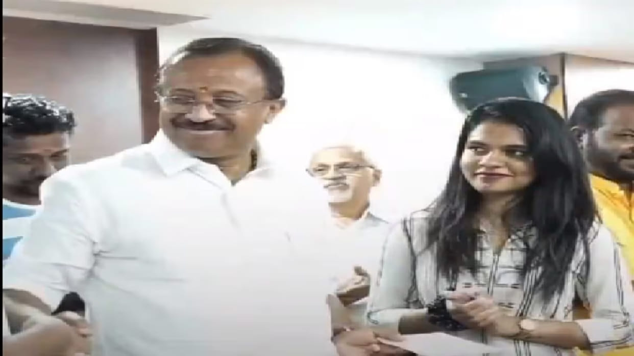 Kerala Students rescued from Ukraine paid election security deposit to Muraleedharan
