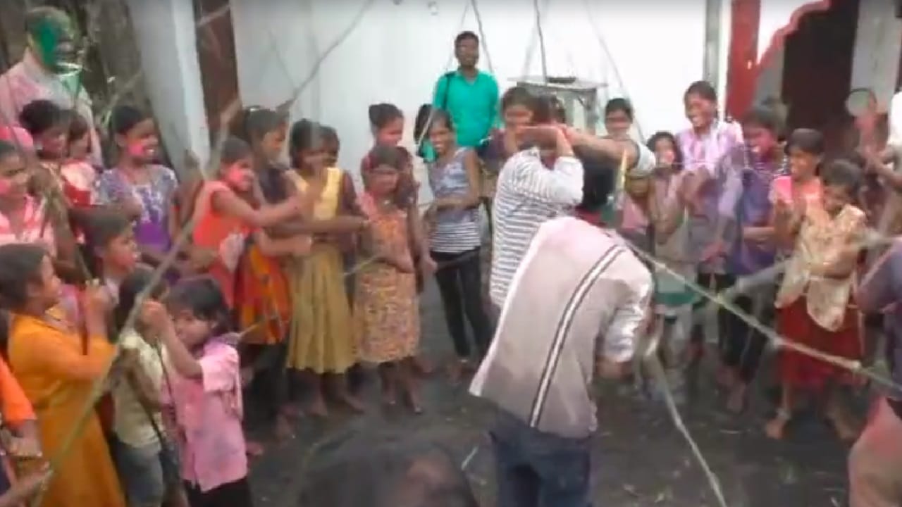 छड़ी मारती लड़कियां