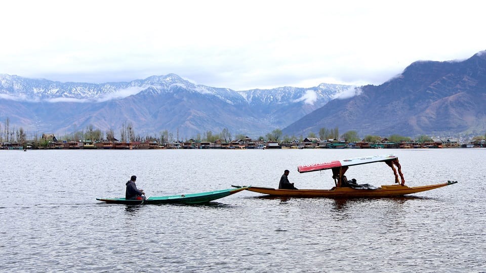 Dal Lake Pleasant weather due to rain and snowfall in Jammu and Kashmir