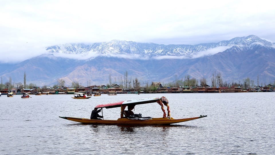 Dal Lake Pleasant weather due to rain and snowfall in Jammu and Kashmir