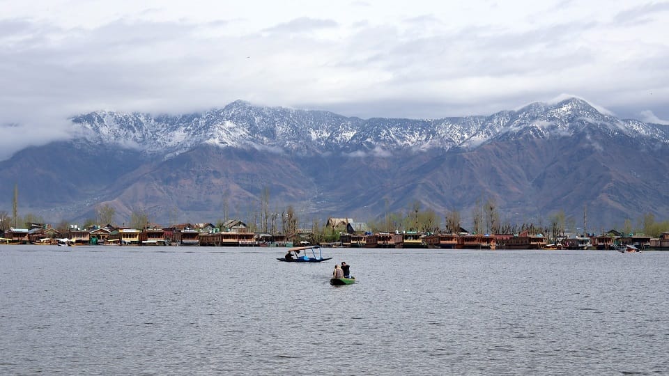 Dal Lake Pleasant weather due to rain and snowfall in Jammu and Kashmir