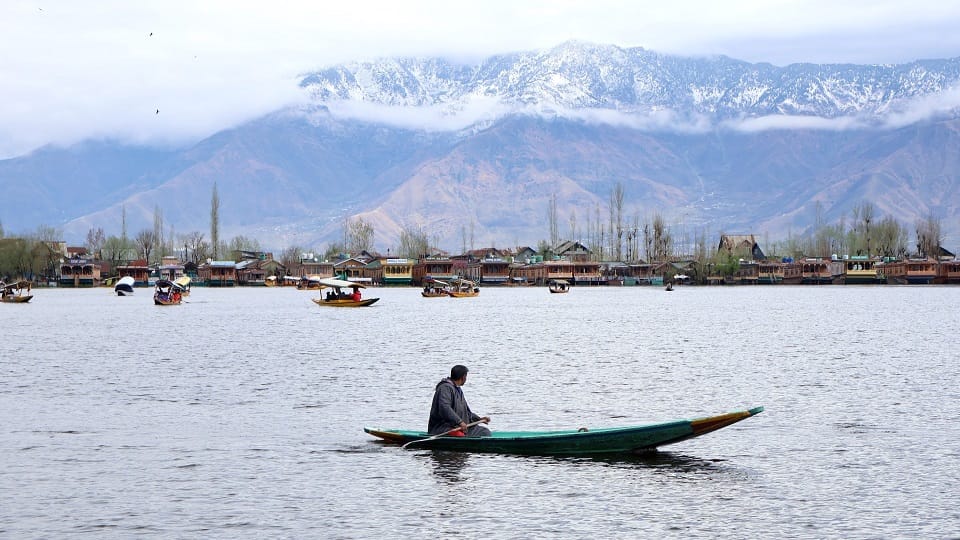 Dal Lake Pleasant weather due to rain and snowfall in Jammu and Kashmir