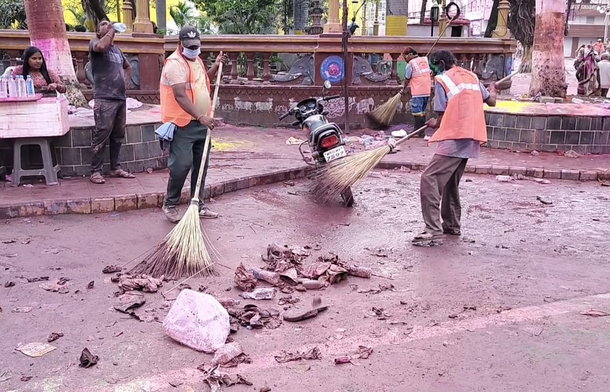 Indore News: One and a half hour after the traffic jam, the road became dazzling, the team work of the corpora