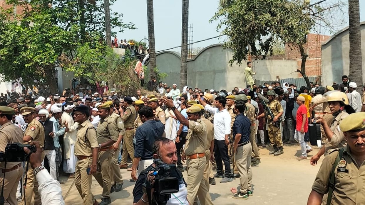 Afzal explained uncontrollable crowd outside the cemetery in Ghazipur