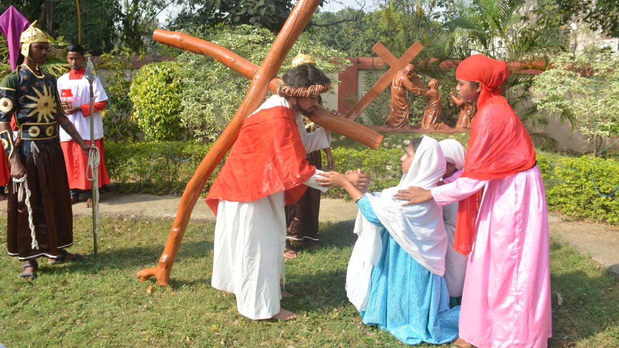tableau path the cross of Lord Jesus came alive at 14 places in Varanasi