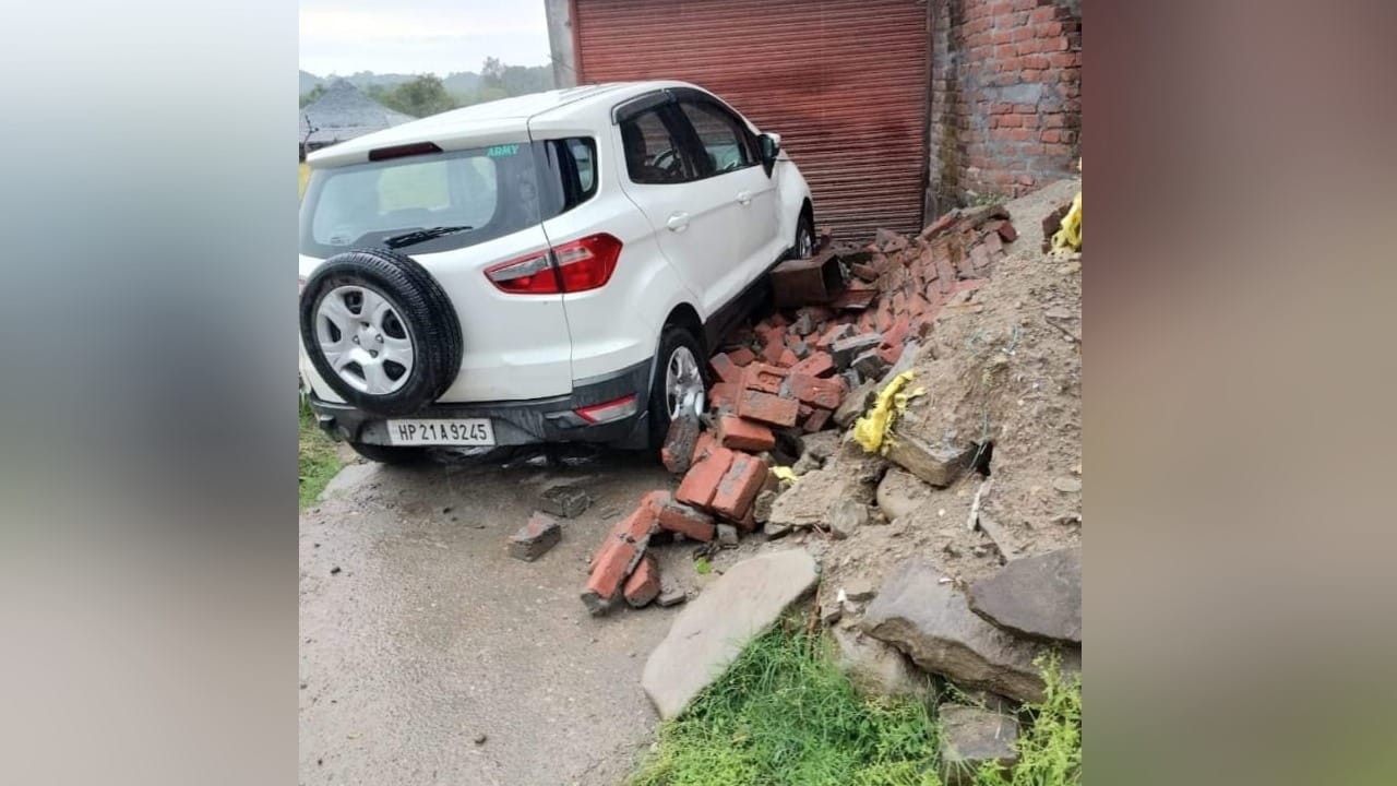 Himachal weather: Storm caused havoc in state: Roofs of houses blown away, wheat crop scattered in fields, tre