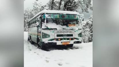 हिमाचल में अंधड़ ने मचाई तबाही: घरों की छतें उड़ीं, जगह-जगह गिरे पेड़, गेहूं की फसल खेतों में बिछी Himachal weather: Storm caused havoc in state: Roofs of houses blown away, wheat crop scattered in fields, tre