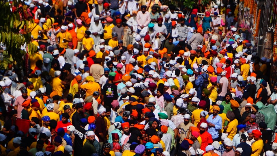 Dehradun Jhanda JI Mela 2024 Devotees Huge Crowd during flag hoisting See Amazing Visuals