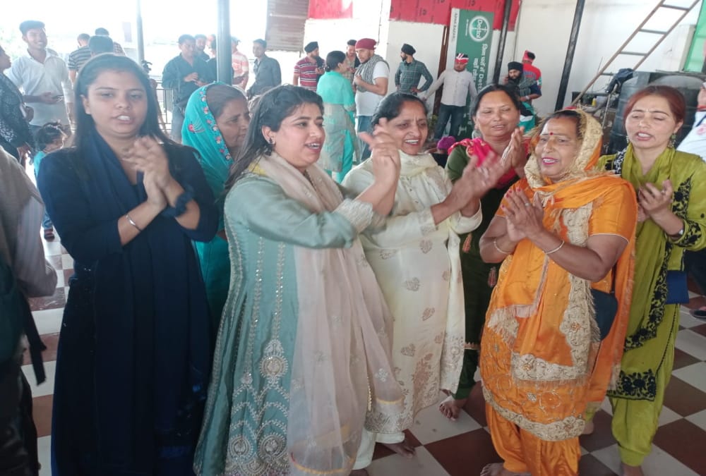 Dehradun Jhanda JI Mela 2024 Devotees Huge Crowd during flag hoisting See Amazing Visuals