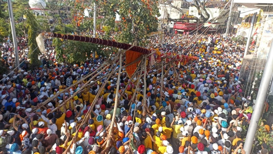 Dehradun Jhanda JI Mela 2024 Devotees Huge Crowd during flag hoisting See Amazing Visuals
