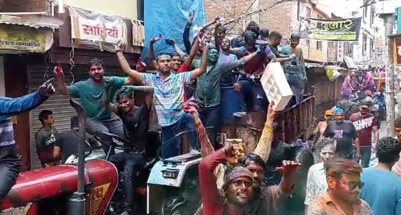 Kanpur Ganga Mela, Colorful cart came out with much fanfare, shower of colors from the jet machine