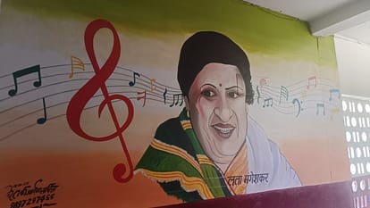 बोलती हुई तस्वीरें: अलीगढ़ के विकास भवन में अनूठा प्रयोग, दीवारों पर की गई पेंटिंग्स खींच रही हैं ध्यान Unique experiment in Vikas Bhawan of Aligarh, paintings attracting attention