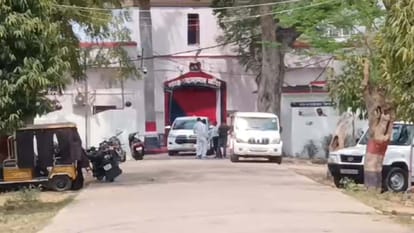 Banda: मुख्तार मामले में मंडल कारागार पहुंची जांच टीम, बैरक और सीसीटीवी फुटेज देखे Banda: Investigation team reached Mandal jail in Mukhtar case