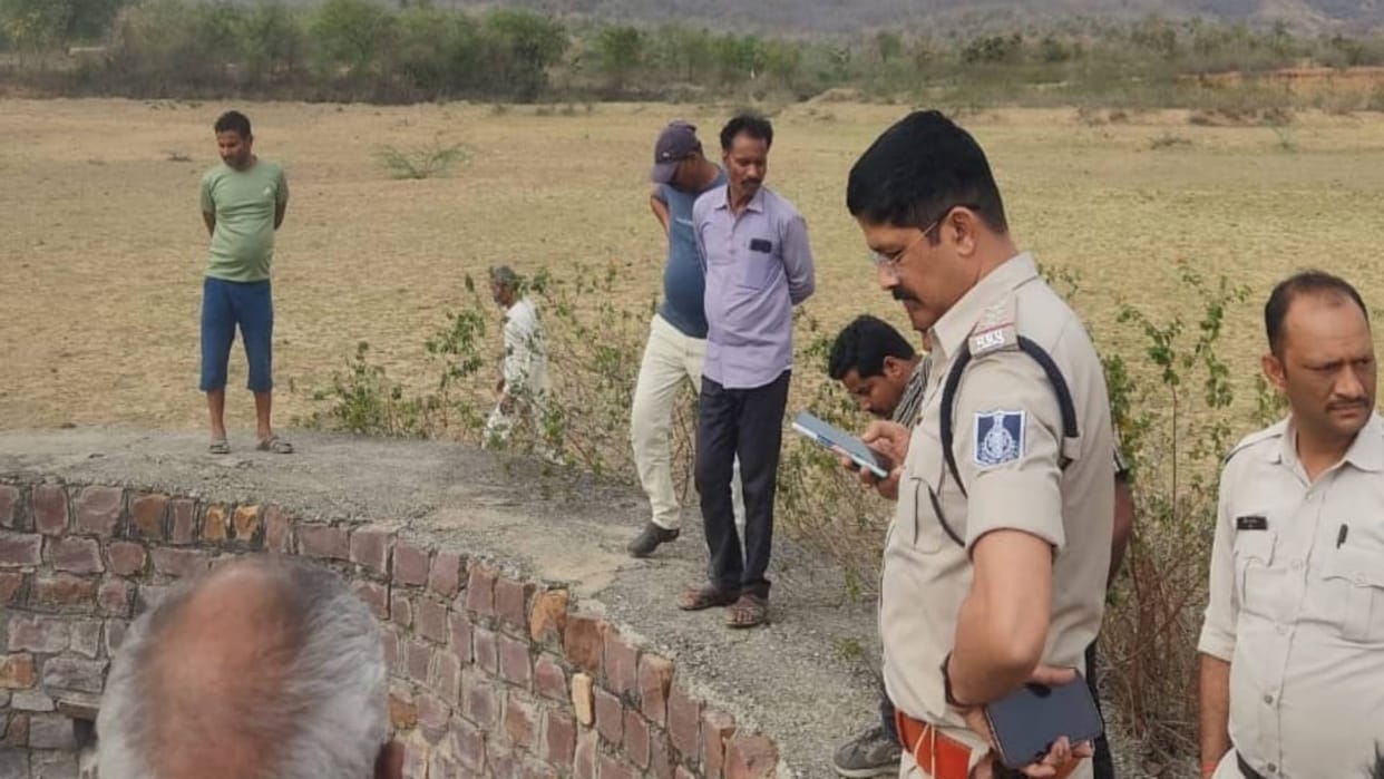 Satna News Bodies of three people who went to take bath in well reached home