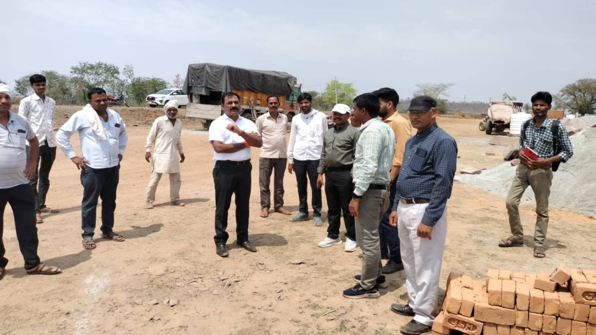 आवास का निरीक्षण करते हुए अधिकारी
