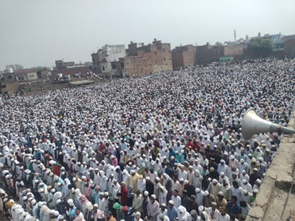 तस्वीरें: मुख्तार के जनाजे में उमड़ा जनसैलाब, बेटे ने अलविदा कहने से पहले मूछों पर आखिरी बार दिया ताव Mukhtar Ansari Funeral Updates: Crowd Gathered for Funeral procession of Mukhtar Ansari in Ghazipur
