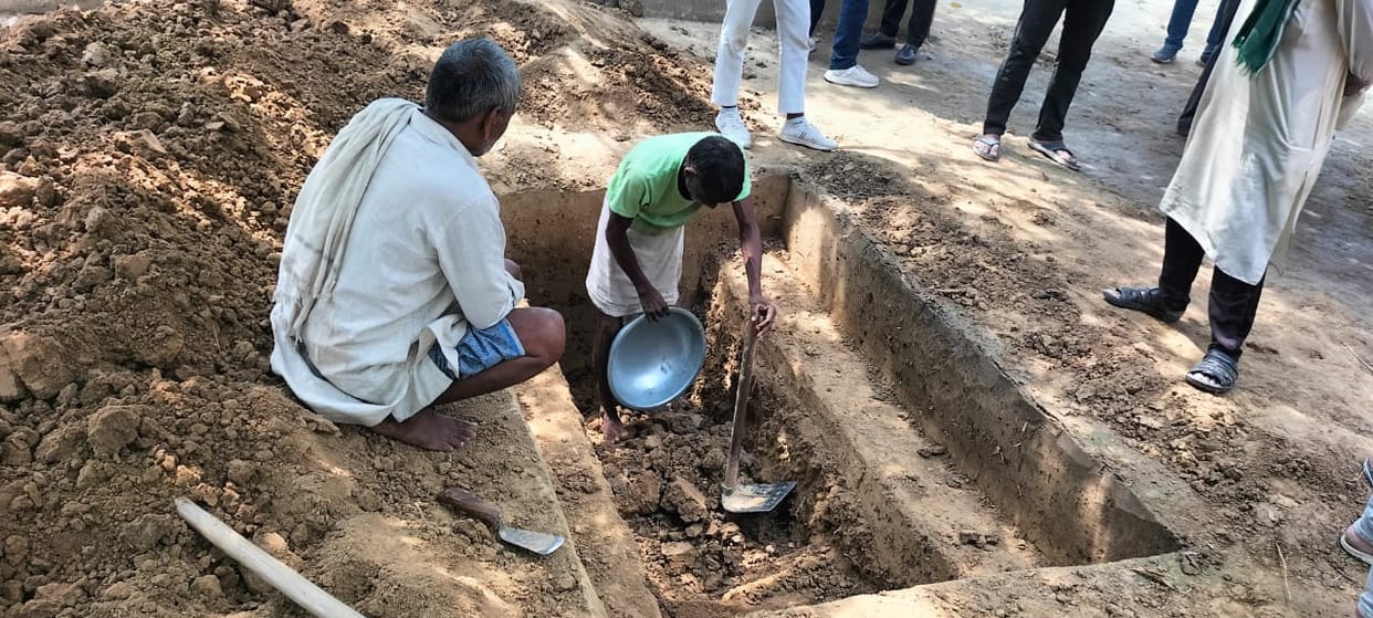 Mukhtar Ansari Death 3 Hindu laborers dug grave for Funeral in ghazipur