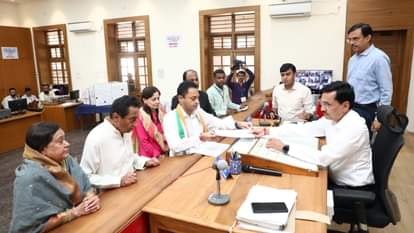 नकुल नाथ, पिता कमल नाथ, मां अलका नाथ और पत्नी प्रिया नाथ के साथ नामांकन दाखिल करते हुए।