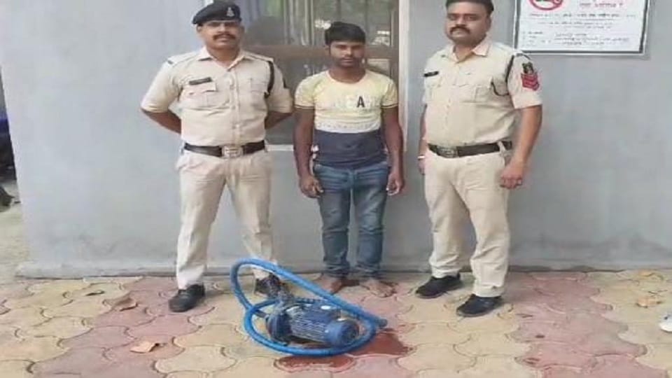 Police arrested the vicious thief local people made the video and made it viral in Korba